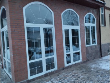 Арочные окна-особый шарм для дома. Классический белый цвет, элегантная форма и изюминка в стеклопакетах=интересный дизайнерский вариант