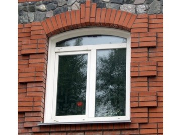 Арочное окно в кирпичном доме Veka Softline 70