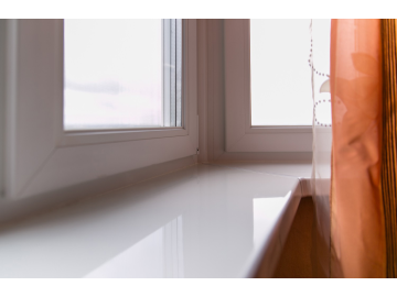 Подоконнки Crystallit. Цвет "Белый глянцевый" — фото в интерьере, ОкнамагПРО