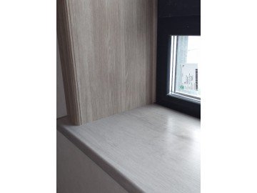 Окно пвх с покрытием Антрацит. Откосы Дуб шефилд светлый прекрасно гармонируют с подоконником  серебристый ясень матовый